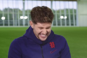 知名節目！斯通斯21年做客節目炸雞店約會：尬聊天花板！