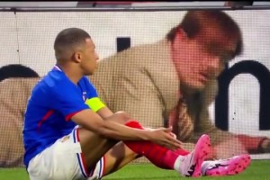 化身卓別林！名場面：姆巴佩和廣告牌神同步，自己都被逗笑了！