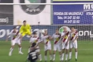 騙過防守！卡洛斯和菲戈上演任意球聲東擊西！