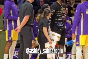 威少重返湖人主場為球迷簽名，這是不愿意簽湖人球衣嗎？