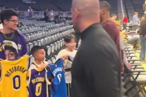 啊這！威少給小球迷簽了雷霆和火箭球衣，略過了湖人球衣??