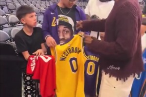 唯獨不簽湖人！威少給球迷簽球衣，對昔日球隊的喜惡顯而易見??