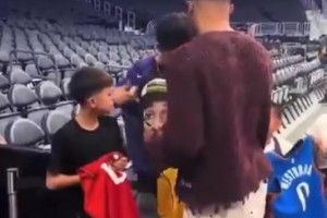 網(wǎng)傳威少沒在湖人球衣簽名？其實有后續(xù)！威少簽了腕帶送給湖蜜