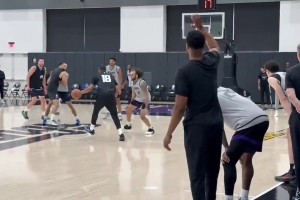 可圈可點！威少國王隊內訓練一鏡到底：助攻隊友+被包夾運球失誤