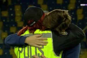 賽前居萊爾和當(dāng)警察的姑姑親切擁抱