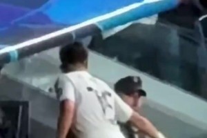 這小伙子會(huì)做人！安保大哥沒(méi)想到居勒爾會(huì)和他握手??