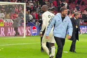 此前呂迪格向馬競(jìng)球迷做斗牛士動(dòng)作，馬競(jìng)球迷回?fù)舻V泉水瓶??