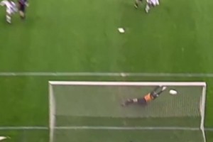 相當離譜！卡洛斯國家德比超遠距離任意球破門！