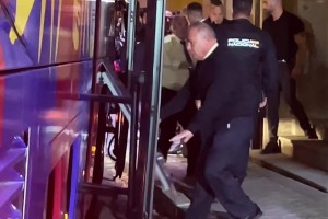 巴薩球隊已經抵達馬德里，準備參加今晚的西班牙國家德比！