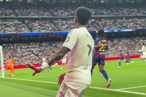 現(xiàn)場(chǎng)女球迷吐槽：擋著我了！小熊不讓我看進(jìn)球是覺(jué)得太殘忍了嗎