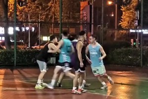 這怎么防？兩百多斤大胖子翻身后仰大跳投 把球還我！