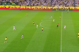 葉海亞遭對(duì)手飛身撞擊頭部，吉達(dá)聯(lián)合后衛(wèi)朱萊丹直紅下場(chǎng)！