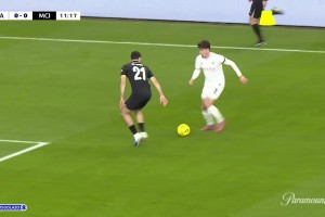 曼城落后！佛朗哥兜射死角中柱破門，特拉福德飛撲無能為力