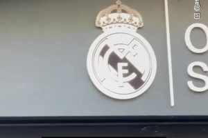 阿爾沙文穿著巴薩球衣去了皇馬球衣官方商店??