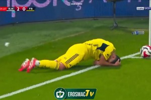 土耳其足球流氓！阿森西奧被球迷扔的水瓶砸到痛苦倒地